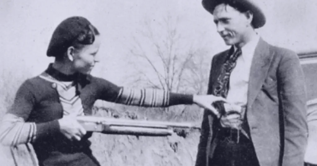 quienes fueron Bonnie y Clyde juntos frente a un auto antiguo con armas y fondo policial