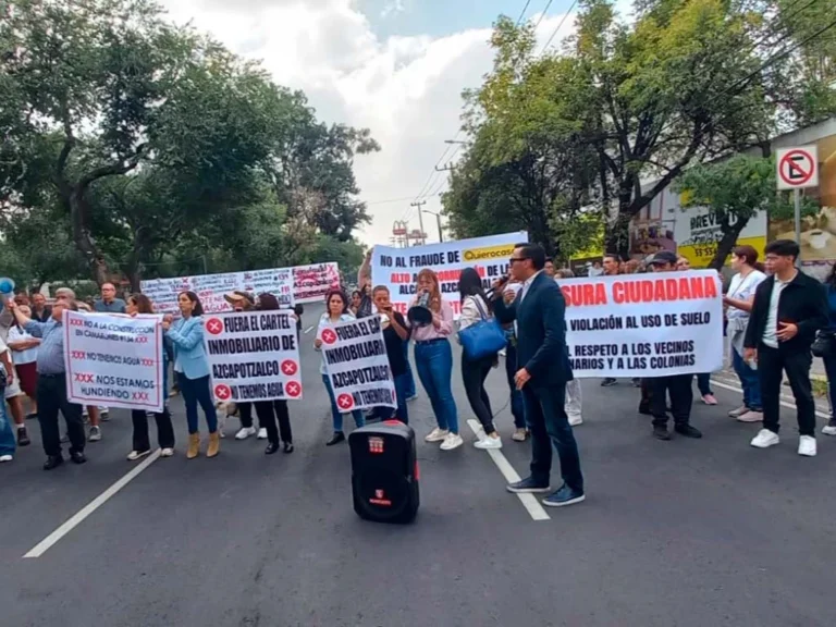 Vecinos de Azcapotzalco clausuran mega obra en Camarones
