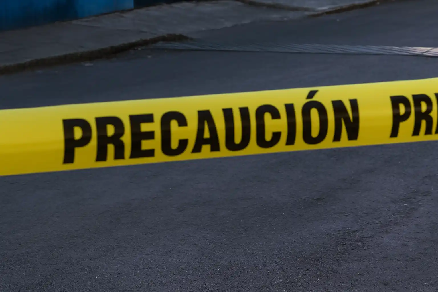 cinta-precaucion-calle Escena realista de cinta amarilla de precaución bloqueando una calle en la Ciudad de México, relacionada con un asalto en Lomas de Chapultepec.