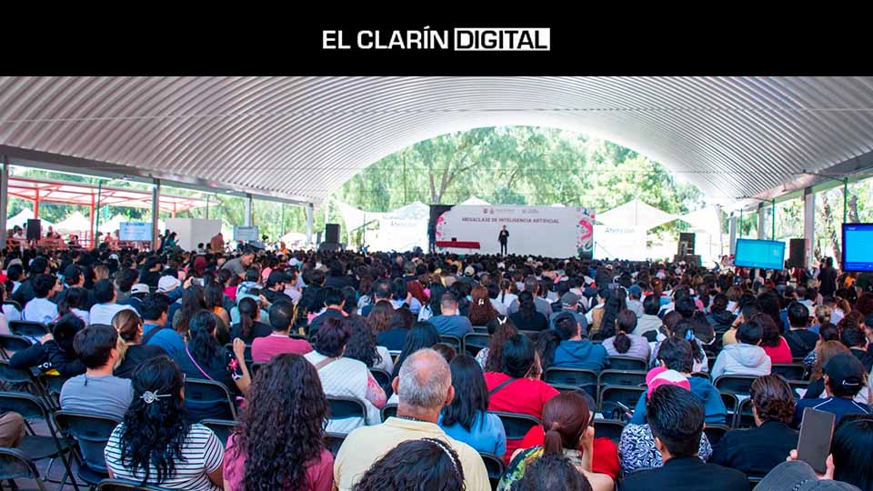 Multitud participando en la Mega Clase de Inteligencia Artificial en el parque Tezozómoc, Ciudad de México, durante la Gran Semana Digital 2025.