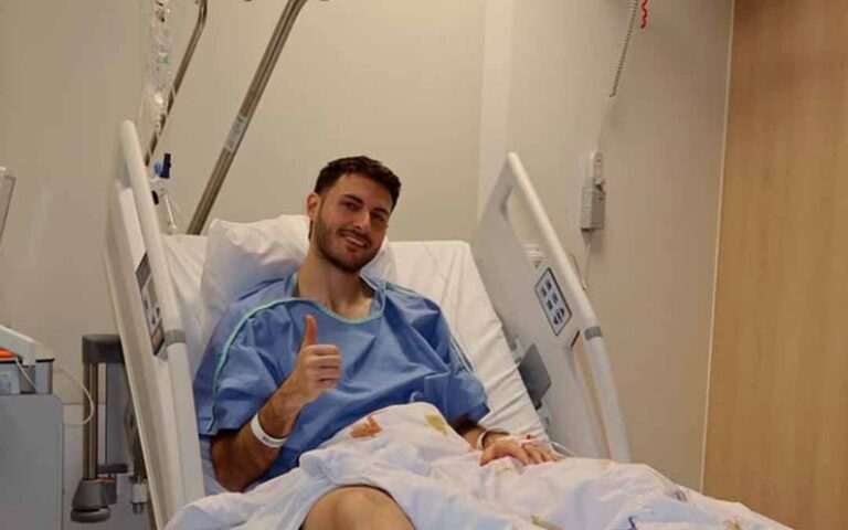 Santi Giménez supera cirugía y se prepara para volver más fuerte