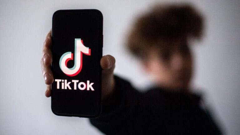 Bruselas exige cambios a TikTok por riesgo de adicción en menores
