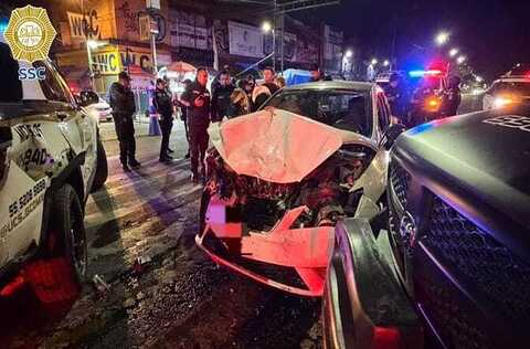 Conductora choca contra patrullas del Alcoholímetro en Cuauhtémoc; hay tres lesionados