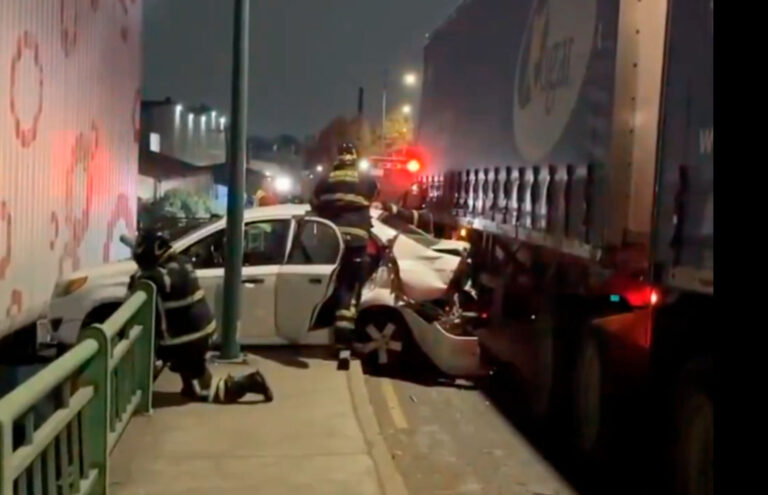 Auto queda al borde del vacío tras choque con tráiler en puente de Azcapotzalco