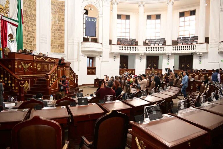 Impulsan creación del escudo y la bandera oficial de la Ciudad de México