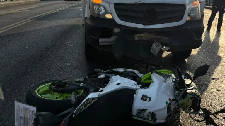 Motociclista lesionado tras choque con camión en Azcapotzalco