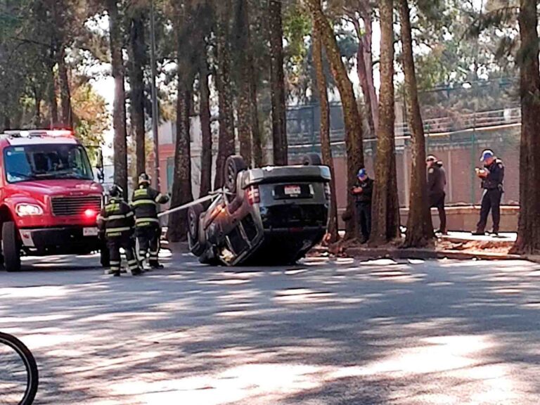 Volcadura de camioneta en Eje 10 Sur deja un lesionado en Copilco