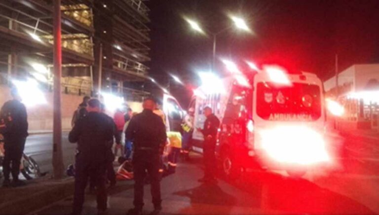 Motociclista se impacta contra poste en Coyoacán y lo trasladan grave