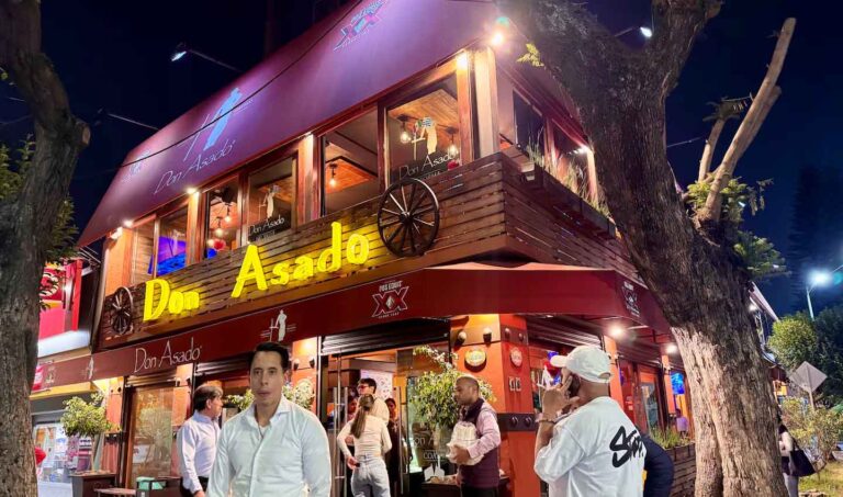 Meseros y comensal protagonizan riña en restaurante de Coyoacán por disputa sobre propina