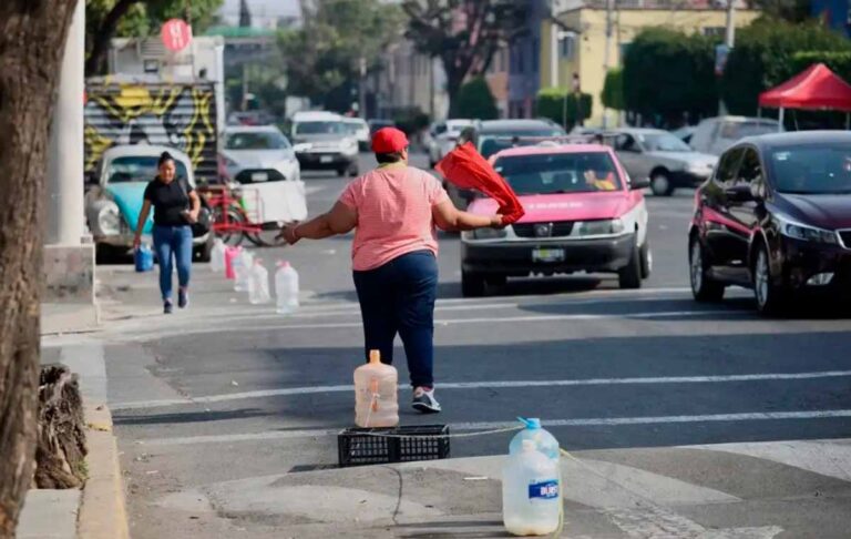 Franeleros en Azcapotzalco: multas y arresto por apartar lugares
