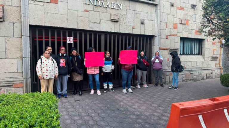 Trabajadores de limpieza bloquean INDAABIN en Coyoacán