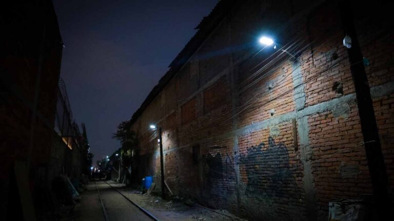 Instalan luminarias solares en “Las Vías”, Azcapotzalco