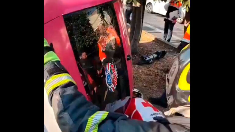 Vuelca taxi en Azcapotzalco tras choque; mujer adulta mayor resulta lesionada