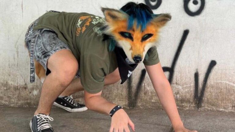 Joven “therian” muerde a adolescente a la salida del colegio en Argentina