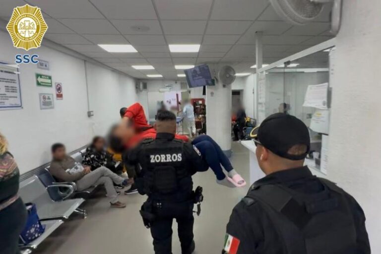 Policías de CDMX auxilian a agente embarazada y la trasladan de emergencia para dar a luz