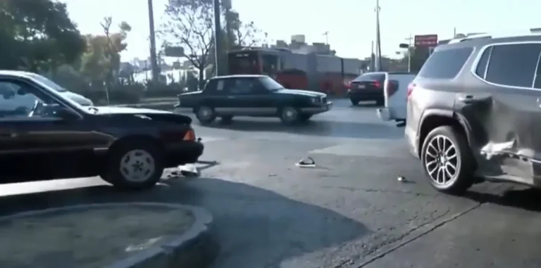 Choque entre dos autos en Azcapotzalco deja solo daños materiales