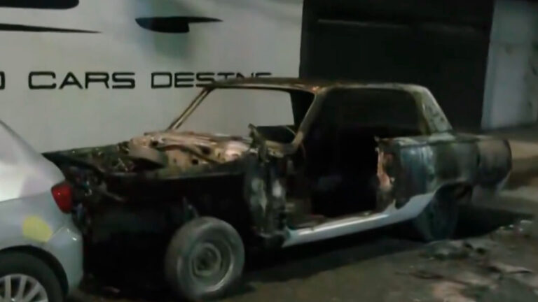 Incendio consume vehículo en Azcapotzalco durante la madrugada