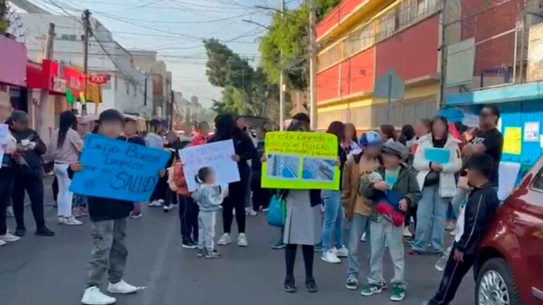 Padres y alumnos exigen arcotecho y reparaciones en primaria de Coyoacán