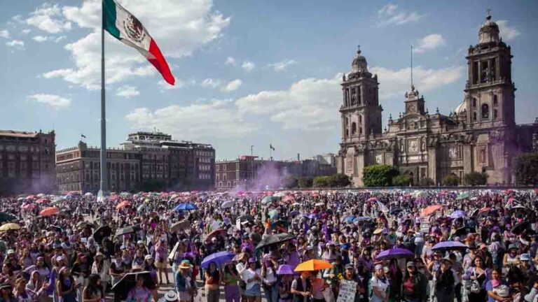 Marcha 8M en CDMX reúne a más de 120 mil mujeres y concluye con saldo blanco