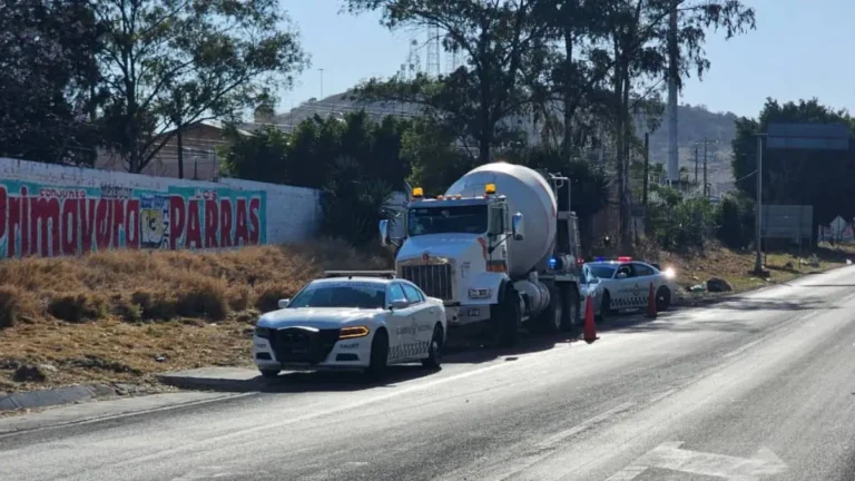 Motociclista muere arrollado por revolvedora en Salamanca