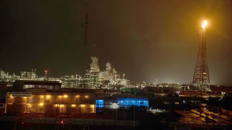 Incendio en Dos Bocas reaviva críticas a la refinería Olmeca