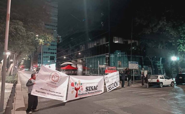 Trabajadores de Cultura bloquean sede en Reforma; exigen aumento del 13%