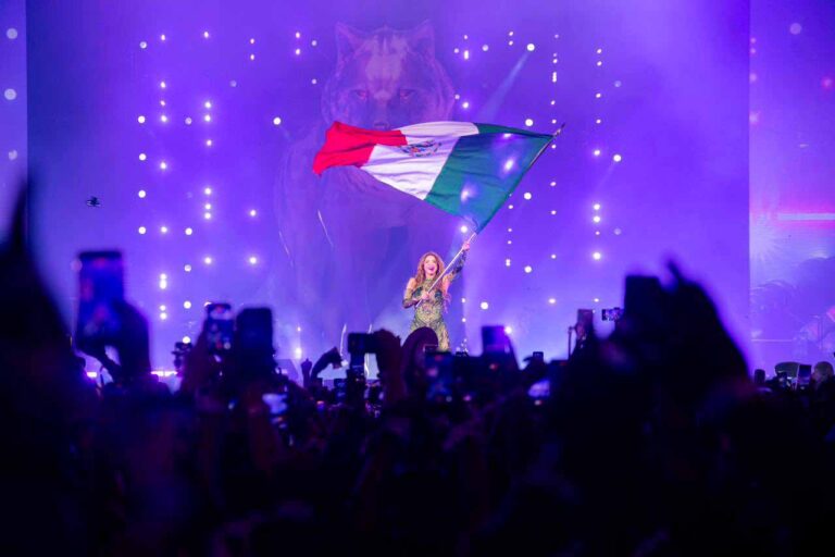 Shakira rompe récord en el Zócalo con 400 mil asistentes