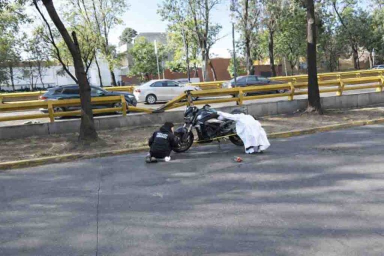 Taxi embiste a motociclistas en Coyoacán y causa la muerte de una mujer