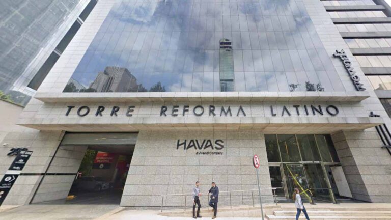 Mujer muere tras caer desde edificio en Paseo de la Reforma