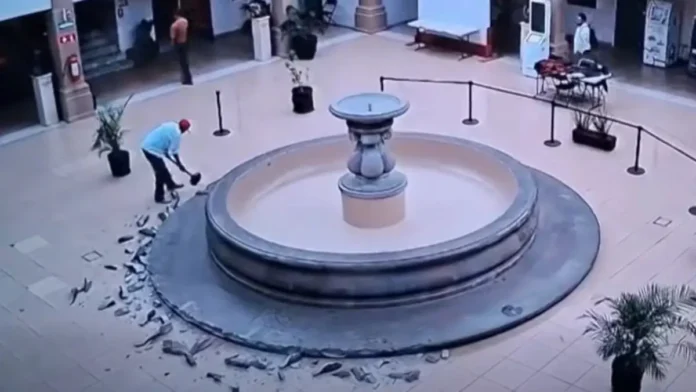 hombre destruye fuente en presidencia de Celaya