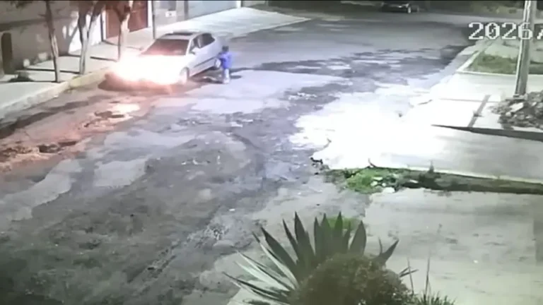 Padre deja a su hijo en la calle en CDMX; autoridades investigan y él afirma que fue “broma”