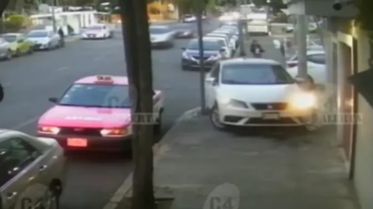 Conductora atropella a peatón en banqueta en Azcapotzalco
