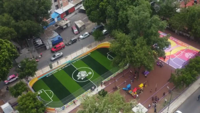 Vista aérea del Parque La Frontera en Azcapotzalco tras su rehabilitación, con cancha de futbol, área deportiva y espacios recreativos renovados.
