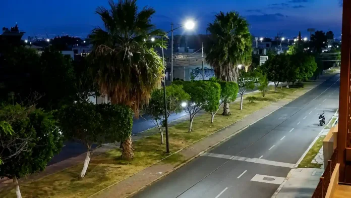 Avenida de Salamanca iluminada con luminarias LED durante la noche como parte del programa de modernización del alumbrado público municipal