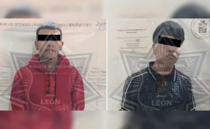 madre entrega a sus hijos en León